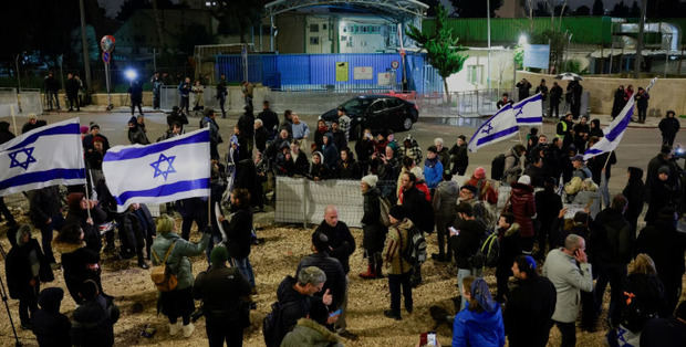 Una protesta frente a la sede de la UNRWA en Jerusalén pide su cierre.