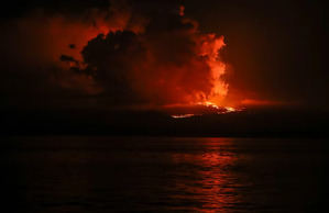 Científicos documentan desde un barco el avance de la erupción del volcán La Cumbre en Galápagos