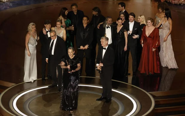 Emma Thomas (c) habla mientras el elenco de Oppenheimer celebra después de ganar el premio a mejor película en la edición 96 de los premios Óscar en el Dolby Theatre de los Ángeles.