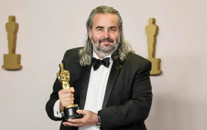 Hoyte van Hoytema posa con el Óscar a mejor fotografía por ‘Oppenheimer’, este 10 de marzo de 2024, en el Dolby Theatre de los Ángeles, durante la edición 96 de los Premios de la Academia.