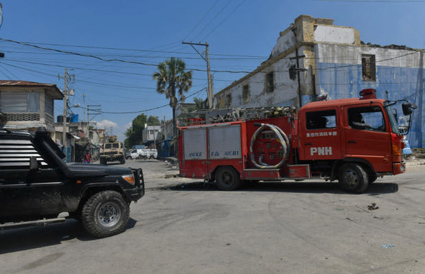 Un camión de bomberos es visto al frente de la Penitenciaría Nacional en Puerto Príncipe en Puerto Príncipe (Haití). 