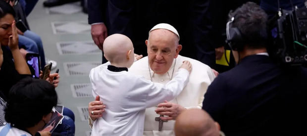 El papa Francisco abraza a un niño durante una audiencia especial con los directivos y el personal del Hospital Infantil 'Bambino Gesú' en el Aula Pablo VI, Ciudad del Vaticano, 16 de marzo 2024.