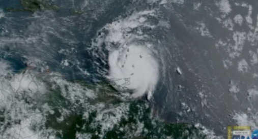 El COE prohíbe acudir al literal sur por el huracán Beryl y pone 15 provincias en alerta