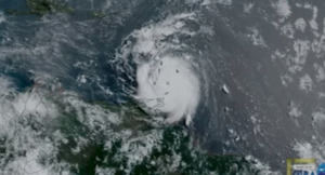 El COE prohíbe acudir al literal sur por el huracán Beryl y pone 15 provincias en alerta