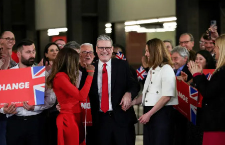 Los laboristas recuperan el poder tras 14 años al arrasar en las elecciones británicas.