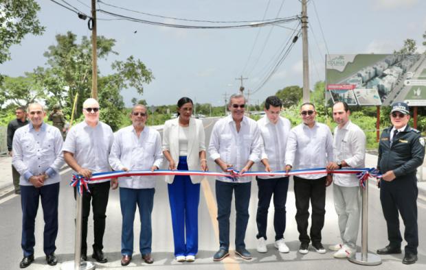 Presidente Abinader inaugura carretera en La Altagracia