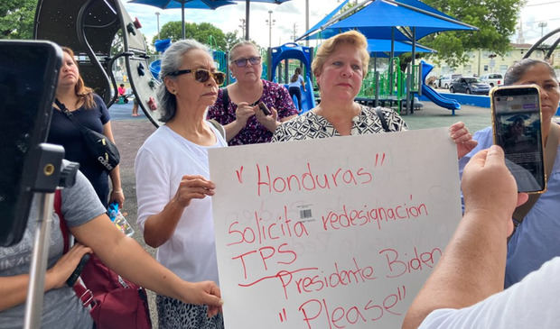 Unas personas sostienen una pancarta que pide Estatus de Protección Temporal (TPS) en Miami, Florida (Estados Unidos).