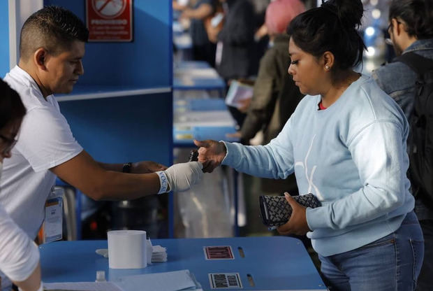 Ambiente en el centro de votación en el Colegio Don Bosco, en Guatemala.