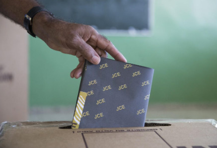 Las elecciones podrían unificarse a partir de 2032 y se baraja reducir número de diputados