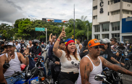 Cientos de motoristas protestan en Caracas contra los resultados de las presidenciales.