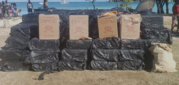 La Armada intercepta una embarcación con 294,200 cigarrillos de contrabando en Montecristi.