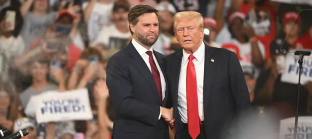 Fotografía de archivo del candidato presidencial republicano Donald J. Trump (d) y el candidato republicano a vicepresidente, el senador JD Vance (i) durante un mitin de campaña en Atlanta.
