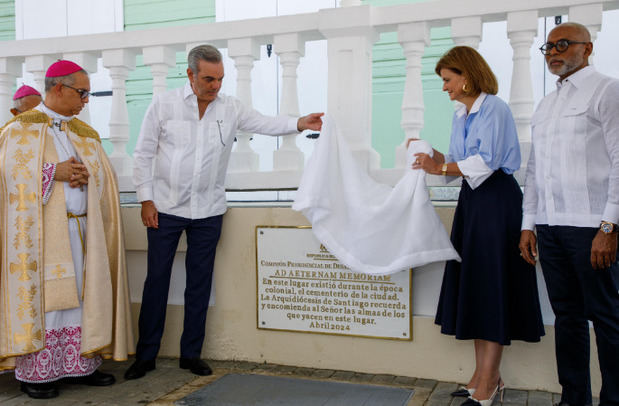 Develan tarja primer cementerio.