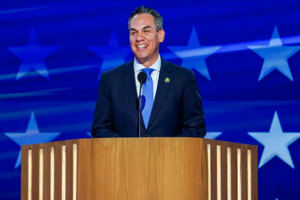 Líder latino del Congreso: Harris trabajará por regularización de migrantes indocumentados