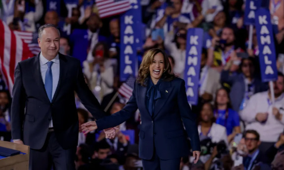 La candidata presidencial demócrata y vicepresidenta de EE. UU., Kamala Harris (d), y su esposo, el segundo caballero Doug Emhoff (i)