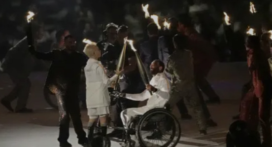 El pebetero con la llama olímpica se eleva durante la ceremonia de inauguración de los Juegos Paralímpicos París 2024.