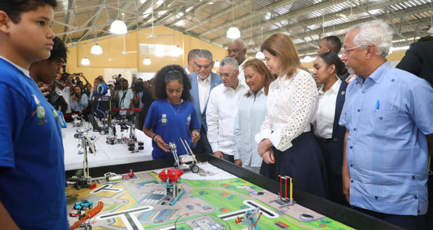 Ministro de Educación, Ángel Hernández y la vicepresidenta Raquel Peña.