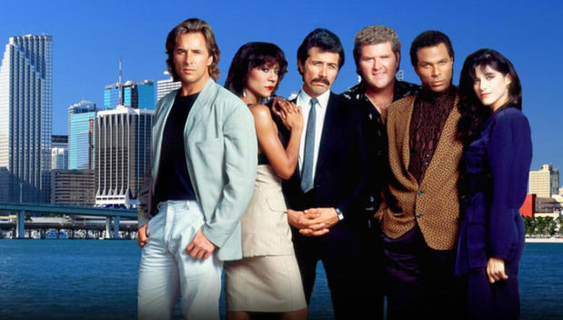 Fotograma cedido por NBCUniversal donde aparece el elenco de la serie Miami Vice, que se transmitió de abril de 1984 hasta finales de 1989, de izquierda a derecha, Don Johnson como James 'Sonny' Crockett, Olivia Brown como Trudy Joplin, Edward James Olmos como Martin Castillo, Michael Talbott como Stan Switek, Philip Michael Thomas como Ricardo 'Rico' Tubbs, Saundra Santiago como Gina Navarro Calabrese.