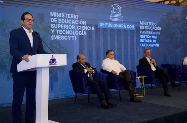 Sigmund Freund, ministro de Administración Pública.