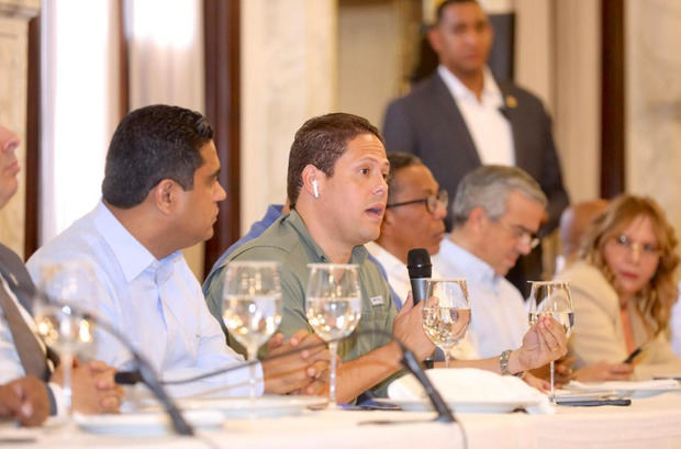 Ministro de Vivienda y Edificaciones, Carlos Bonilla.