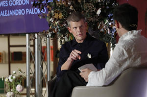 Wes Gordon, director creativo de Carolina Herrera, enamora también a la generación Z