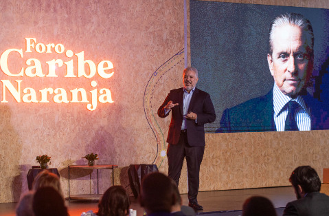 El expresidente de Colombia Iván Duque habla durante la cuarta edición del Foro Caribe Naranja.