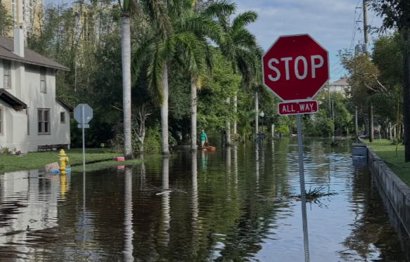 Calle inundada tras el paso del huracán Milton, este jueves en Fort Myers (Estados Unidos).