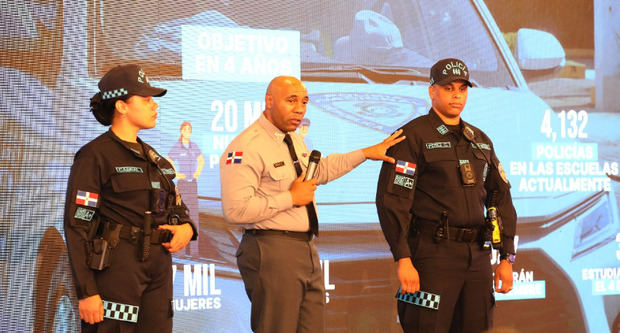 Presidente Abinader presenta la nueva imagen de la Policía Nacional