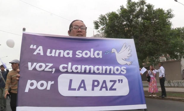 Cientos de personas se unieron en Lima a una marcha convocada por sectores conservadores y religiosos para pedir por la paz en el país.