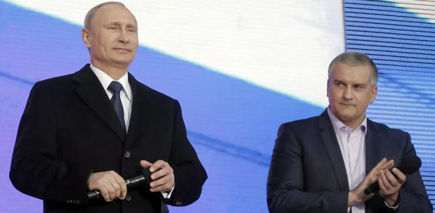 El presidente ruso, Vladímir Putin, junto al líder de Crimea, Serguéi Aksiónov (d).