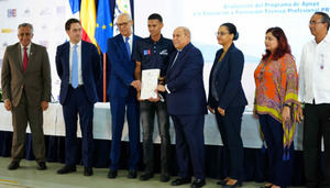 Director del INFOTEP, Rafael Santos Badía entrega certificado.