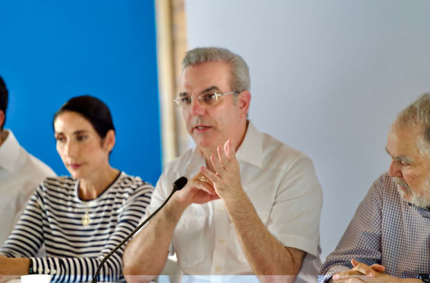 Raquel Arbaje, Luis Abinader y Ceara Hatton.