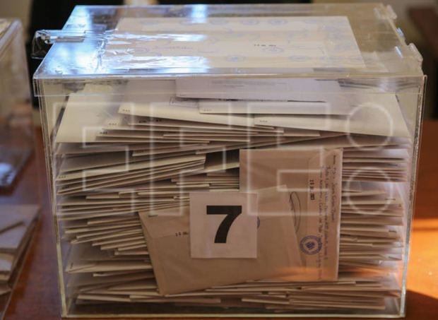 Fotografía de sobres en la urna de votación para las Elecciones Generales de España, en el Consulado de España, en Montevideo (Uruguay).