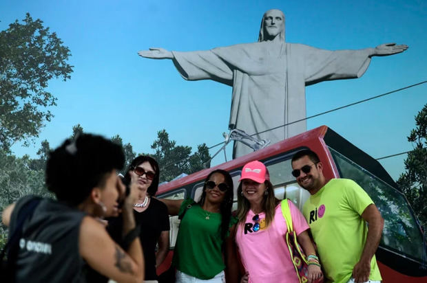 Turistas posan antes de abordar el tren del Corcovado, en Río de Janeiro (Brasil).