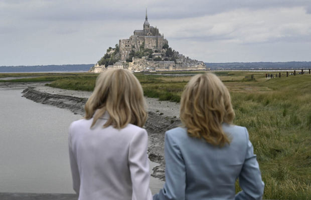 La primera dama Jill Biden, derecha, y la primera dama francesa Brigitte Macron miran Le Mont de-Saint-Michel, un lugar declarado Patrimonio Mundial, al noroeste de Francia.