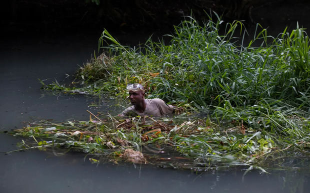 Un empleado despeja manantiales en el Parque Humedales del Ozama, el 19 de julio 2023, en Santo Domingo (República Dominicana).