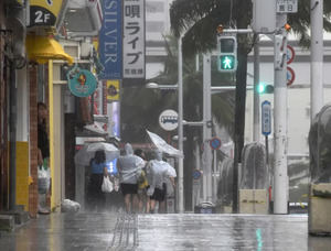 El sudoeste de Japón se mantiene bajo alerta por el regreso del tifón Khanun