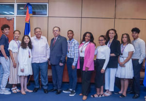 Gobernador Valdez Albizu recibe a embajador Juan Bolívar Díaz y a estudiantes meritorios de España