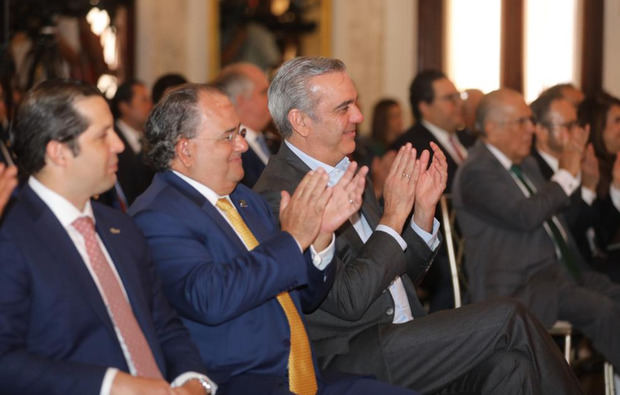 Miguel Feris junto al presidente Luis Abinader.