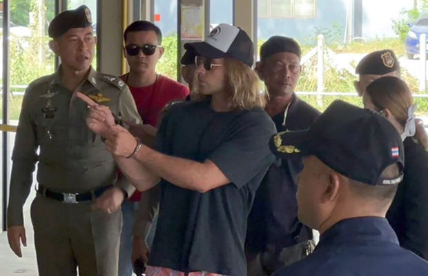 Español Daniel Sancho (c) durante la reconstrucción del presunto asesinato del cirujano colombiano Edwin Arriera en la isla de Koh Phangan, Tailandia.