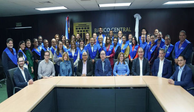 Gobernador del Banco Central Héctor Valdez Albizu junto a comunicadores en el diplomado.