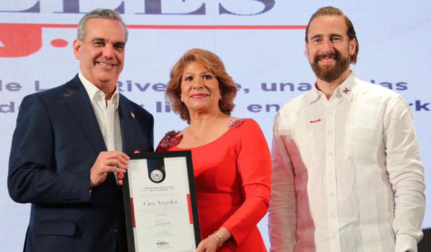 Presidente Luis Abinader junto a Carlos de la Mota.