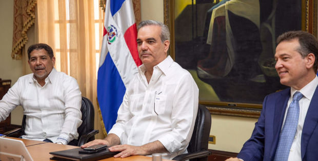 Limber Cruz, Luis Abinader y Ito Bisonó. 