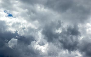 Algunas precipitaciones por vaguada y cielo grisáceo por polvo sahariano