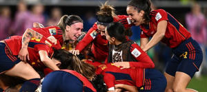 El equipo celebra el título tras el pitido final.