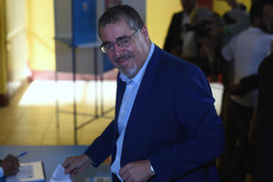El académico Bernardo Arévalo de León gana la elección presidencial en Guatemala