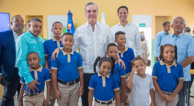 Luis Abinader inaugura el año escolar 2023-2024.