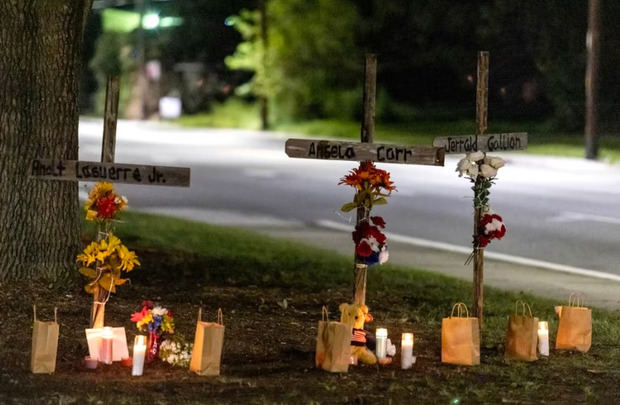 Un memorial en honor a las víctimas de un tiroteo en Jacksonville.