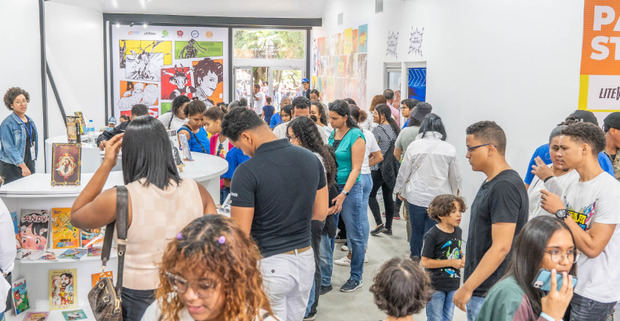 Visitantes a la feria del libro.