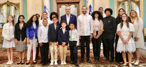 Presidente Abinader recibe a estudiantes meritorios hijos de dominicanos en el exterior